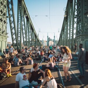 Menschen auf einer Brücke