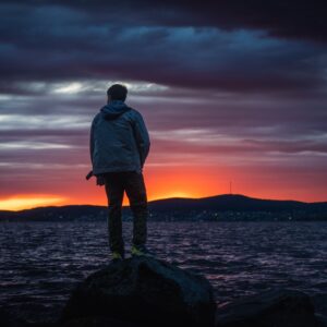 Person schaut auf Horizont